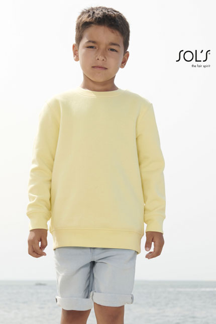 Columbia Κids - 04239ΦΟΥΤΕΡ ΜΠΛΟΥΖΕΣ / SOLSΠαιδική μπλούζα φούτερΠεριγραφή:  Η παιδική μπλούζα φούτερ Columbia σχεδιάστηκε με μανικοκόλληση και πλαϊνές ραφές για μέγιστη άνεση και ελευθερία κινήσεων. Διαθέτει ριπ 1x1 στις μανσέτες, στη λαιμόκοψη και στο κάτω μέρος, επιτυγχάνοντας casual στυλ. Η στρογγυλή λαιμόκοψη σας προσφέρει ευχάριστη εφαρμογή, ενώ η ενίσχυση (μισοφέγγαρο) στο εσωτερικό του γιακά διευκολύνει τις εκτυπώσεις.Σύνθεση:  Η μπλούζα κατασκευάζεται από φούτερ 280g/m² με βουρτσισμένο fleece εσωτερικά, που απολαμβάνει τη σύνθεση 80% βαμβάκι και 20% ανακυκλωμένο πολυέστερ. Διατίθεται σε χρώματα όπως το Grey melange (80% Βαμβάκι / 20% Ανακυκλωμένο πολυέστερ).Εφαρμογή ως Επαγγελματική Ένδυση:  Ιδανική για παιδιά σε επαγγελματικές ή σχολικές εκδηλώσεις, αυτή η μπλούζα φούτερ μπορεί να συνδυαστεί με παντελόνια και σορτς, προσφέροντας άνεση και στυλ καθ'' όλη τη διάρκεια της ημέρας.Δυνατότητα Προσαρμογής:  Υπάρχει δυνατότητα προσαρμογής με εκτυπώσεις λογοτύπου ή μηνύματος, επιτρέποντας την προσωπική έκφραση ή την ενίσχυση της ομαδικής ταυτότητας. Επικοινωνήστε μαζί μας για να βρούμε μαζί αυτό που θέλετε.